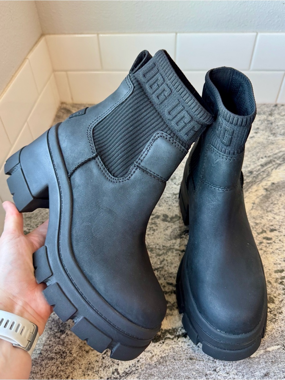 UGG Women's Brooklyn Chelsea Boots in Black Leather. Size 7. EUC
